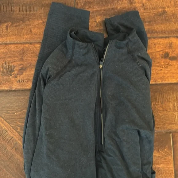 Lululemon- men’s Two long sleeve live in practice shirts size XL - Picture 5 of 5